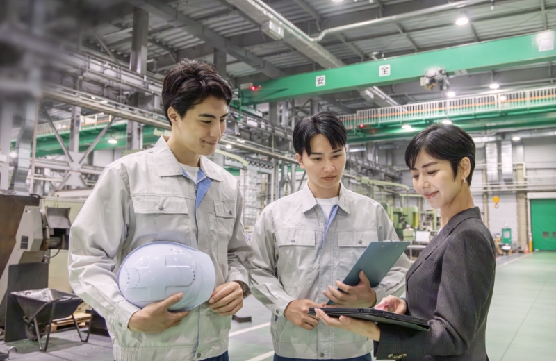 企業見学をする若者のイメージ